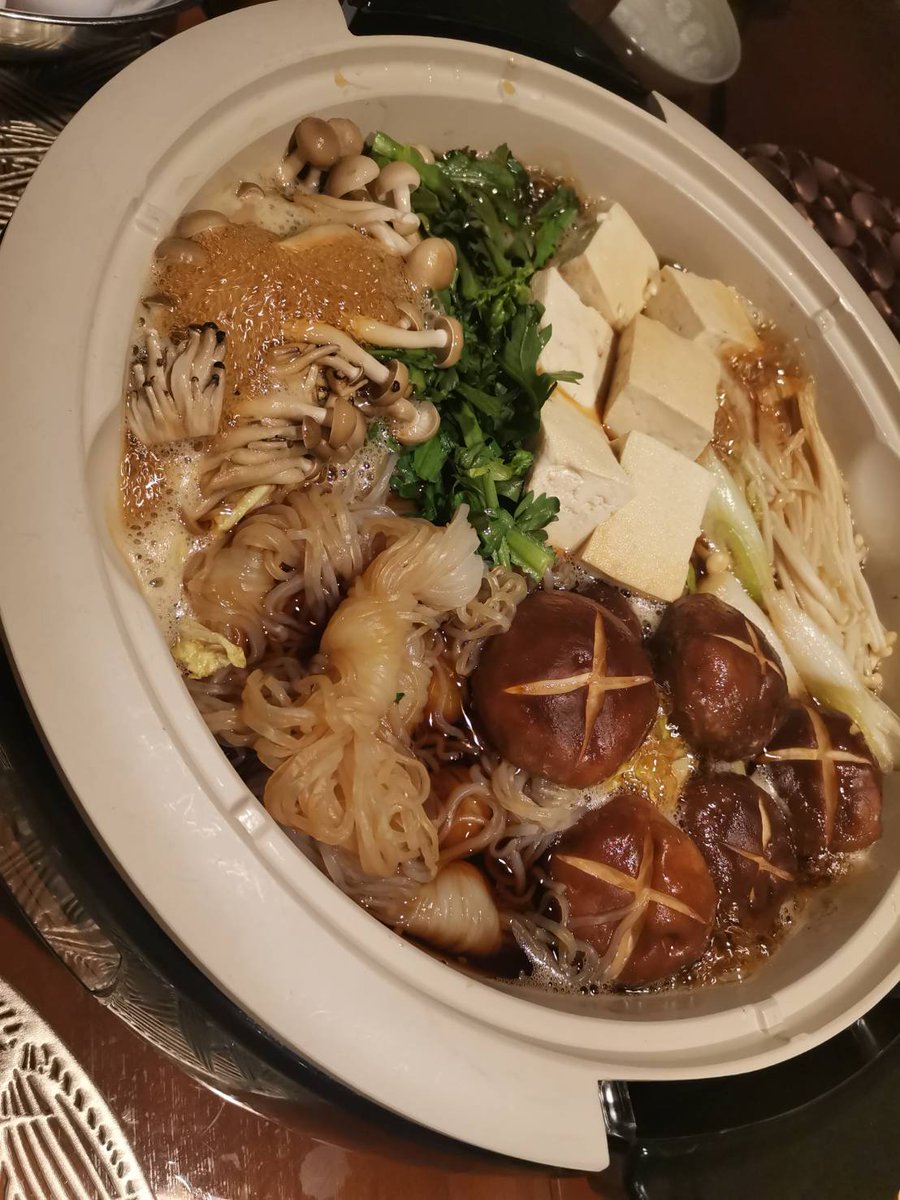 tomumaruchan2's tweet image. おはようございます😊

先日、お姉ちゃんのとこに遊び
に行くのに、ちょっとお高めの
お肉🥩を送っておいたので
みんなですき焼きにしました

すき焼きって
割り下で具材を煮込む関東風と
牛肉を焼いた後、砂糖や醤油で
味付けする関西風がありますが
皆さんのとこはどうなんだろ🤔
うちは関東風です🍲