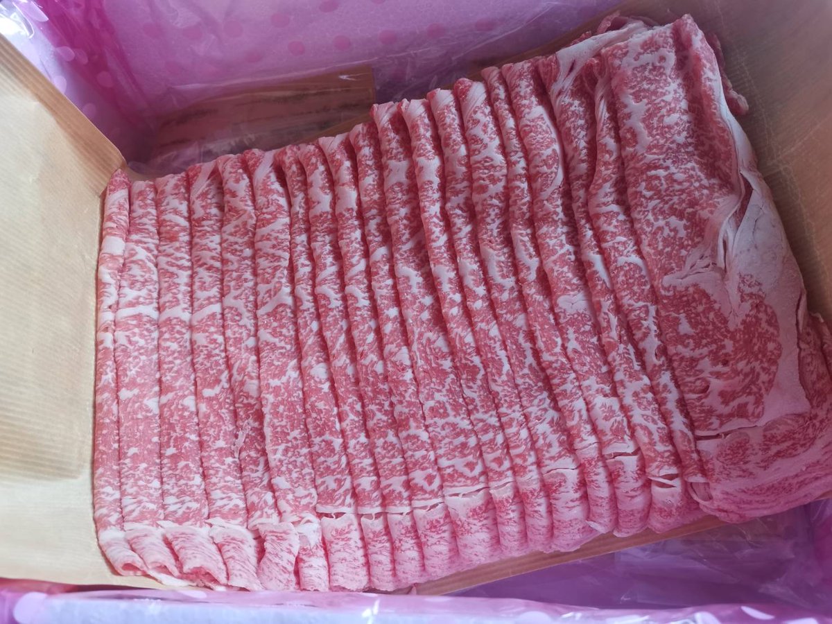 tomumaruchan2's tweet image. おはようございます😊

先日、お姉ちゃんのとこに遊び
に行くのに、ちょっとお高めの
お肉🥩を送っておいたので
みんなですき焼きにしました

すき焼きって
割り下で具材を煮込む関東風と
牛肉を焼いた後、砂糖や醤油で
味付けする関西風がありますが
皆さんのとこはどうなんだろ🤔
うちは関東風です🍲