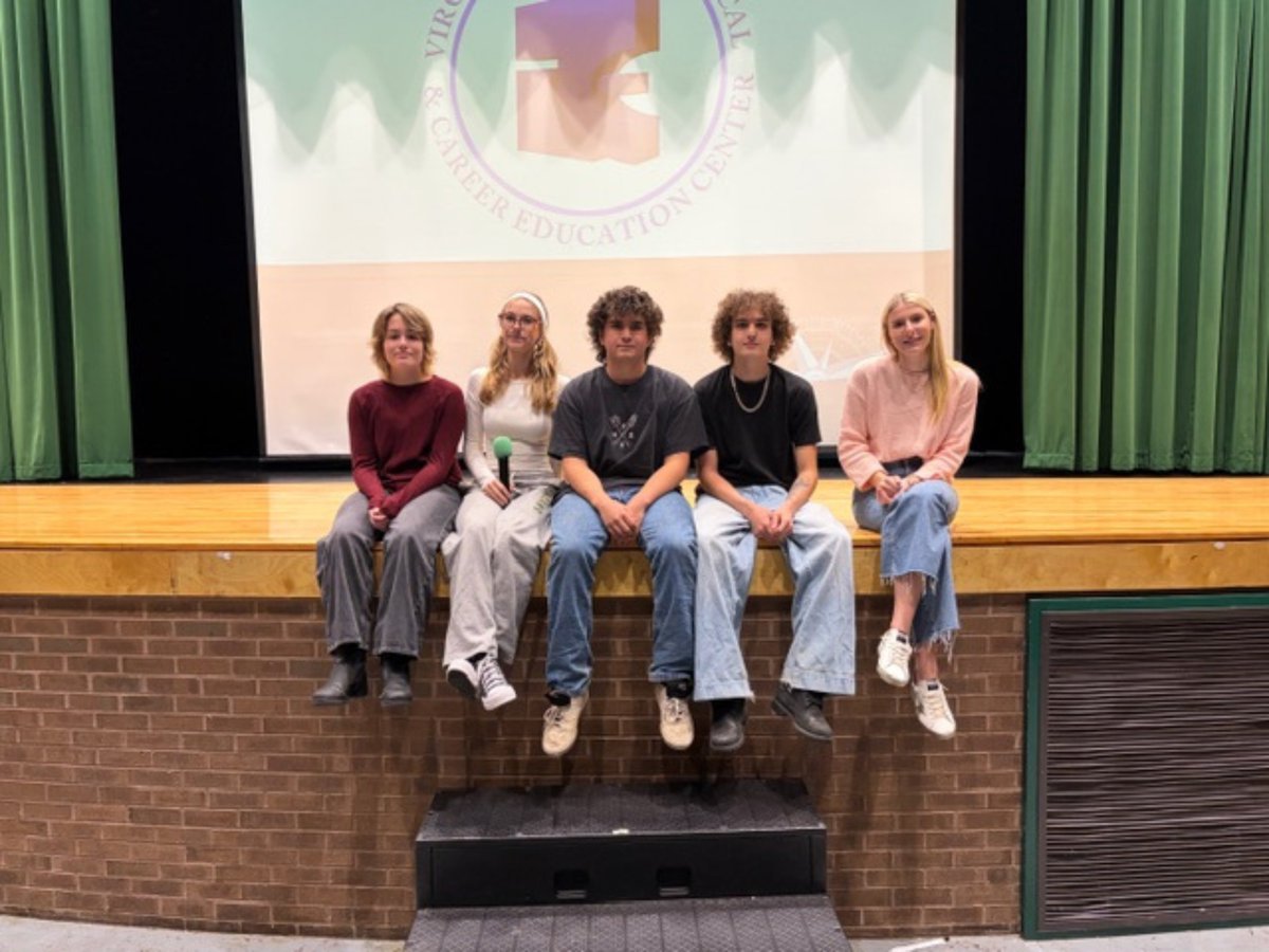 vbschools's tweet image. Rob Marlin from the @TechCenterVB joined 5 students to speak w/ sophomores about career-focused programs. Students shared how the Tech Center helps them gain real-world skills in fields like welding, video production, &amp;amp; cosmetology. ⭐

#WeAreVBSchools #FutureReadyStudentsAtVBCPS