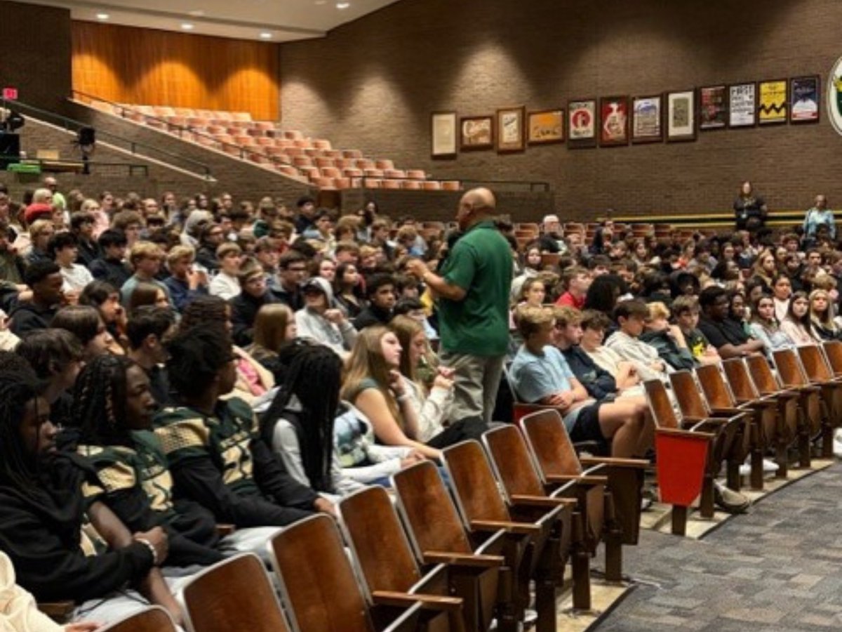 vbschools's tweet image. Rob Marlin from the @TechCenterVB joined 5 students to speak w/ sophomores about career-focused programs. Students shared how the Tech Center helps them gain real-world skills in fields like welding, video production, &amp;amp; cosmetology. ⭐

#WeAreVBSchools #FutureReadyStudentsAtVBCPS