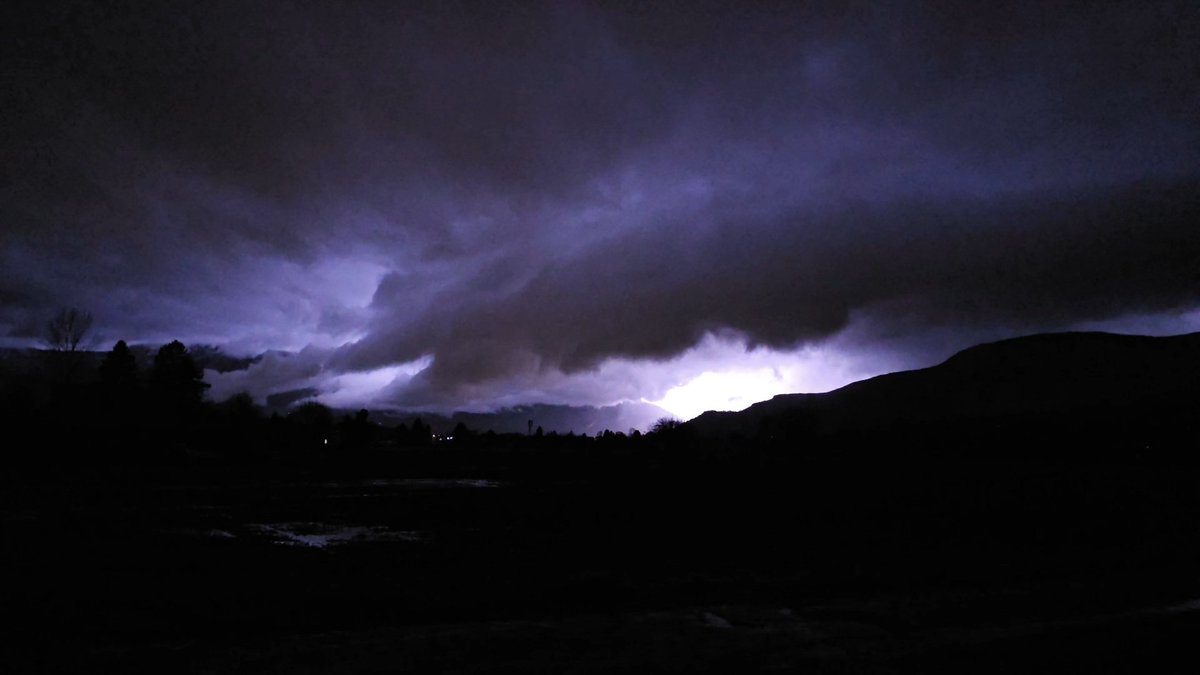 Imposant arcus abordant Grenoble.
Incroyable un 24 novembre 😳⚡️.
<a href="/lachainemeteo/">La Chaîne Météo</a> <a href="/ExtremeMeteo/">Extrême Météo</a> <a href="/infoclimat/">Asso Infoclimat</a> <a href="/MeteoGrenoble38/">Météo Grenoble</a> <a href="/MeteoGrenoble38/">Météo Grenoble</a> <a href="/Meteovilles/">Guillaume Séchet</a> <a href="/UnMeylanais/">Un meylanais</a> <a href="/MeteoExpress/">Météo Express</a>.