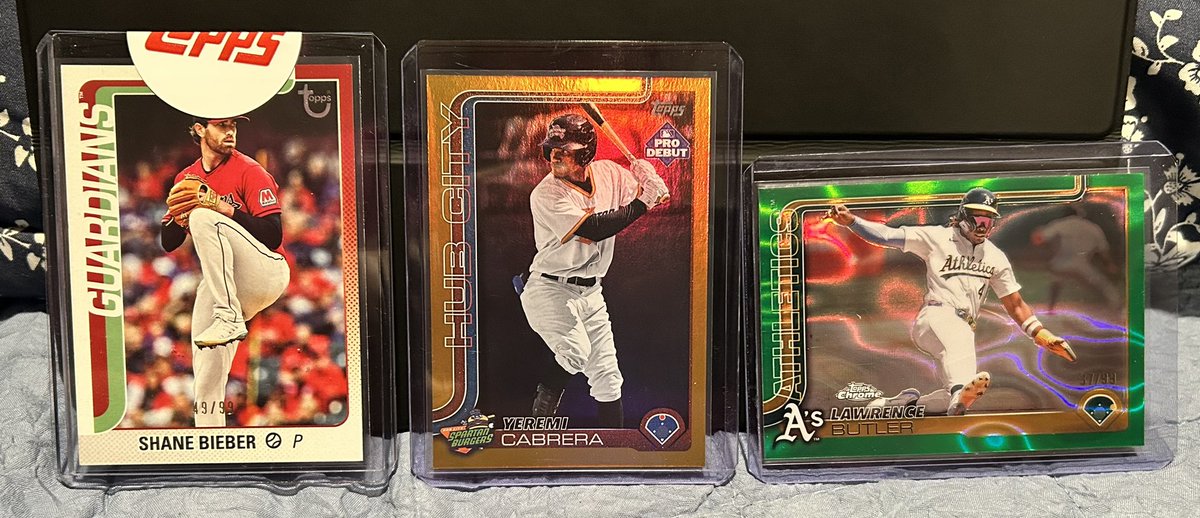 Thanksgiving Day Giveaway! 
Read All, Please. 
•Like 
•RT
•Follow <a href="/RookieCardGuy_/">Evan Miether</a> 
•Comment your favourite Thanksgiving dish. 

Winner picked Thanksgiving Day at 5pm CST. 

Winner will get. 
• Topps Finest Juan Soto /250 
• Topps Finest Correa /40 
• Topps Chrome Gustavo
