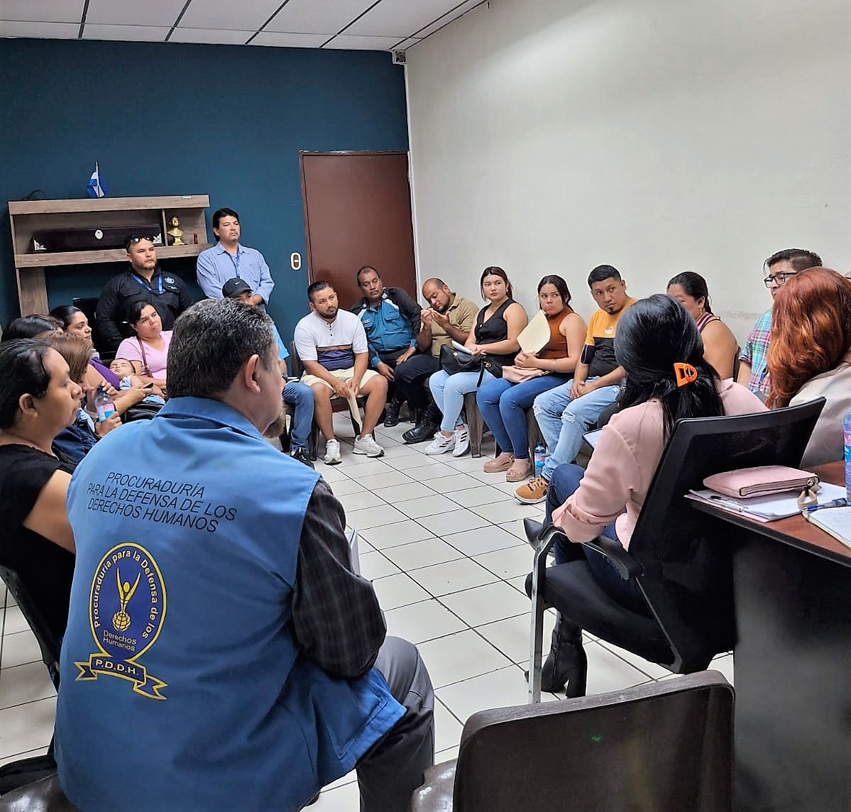 PDDHElSalvador's tweet photo. Así mismo, el personal #DOPAC asistió a reunión con autoridades municipales del Distrito Santo Tomás, #SanSalvadorSur y comerciantes, a fin de abordar puntos sobre requisitos y medidas de seguridad para la venta de pólvora, durante la temporada.
Construyendo #CulturaDePaz https://t.co/9GmUOUw83D