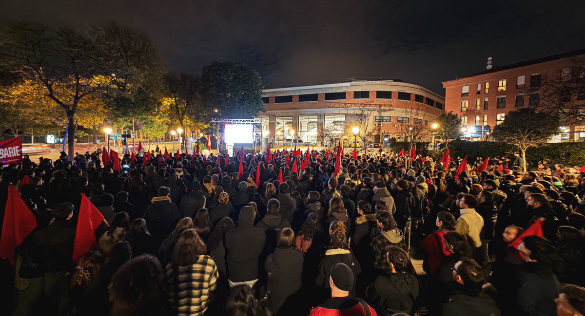 NombreFalso1231's tweet image. Por un lado Vito Quiles y organizaciones de extrema derecha siendo financiados con centenares de miles de euros por partidos políticos y empresarios para defender el capitalismo.

Por otro lado comunistas sin subvenciones, sin cobertura mediática y sin nada más que sus principios