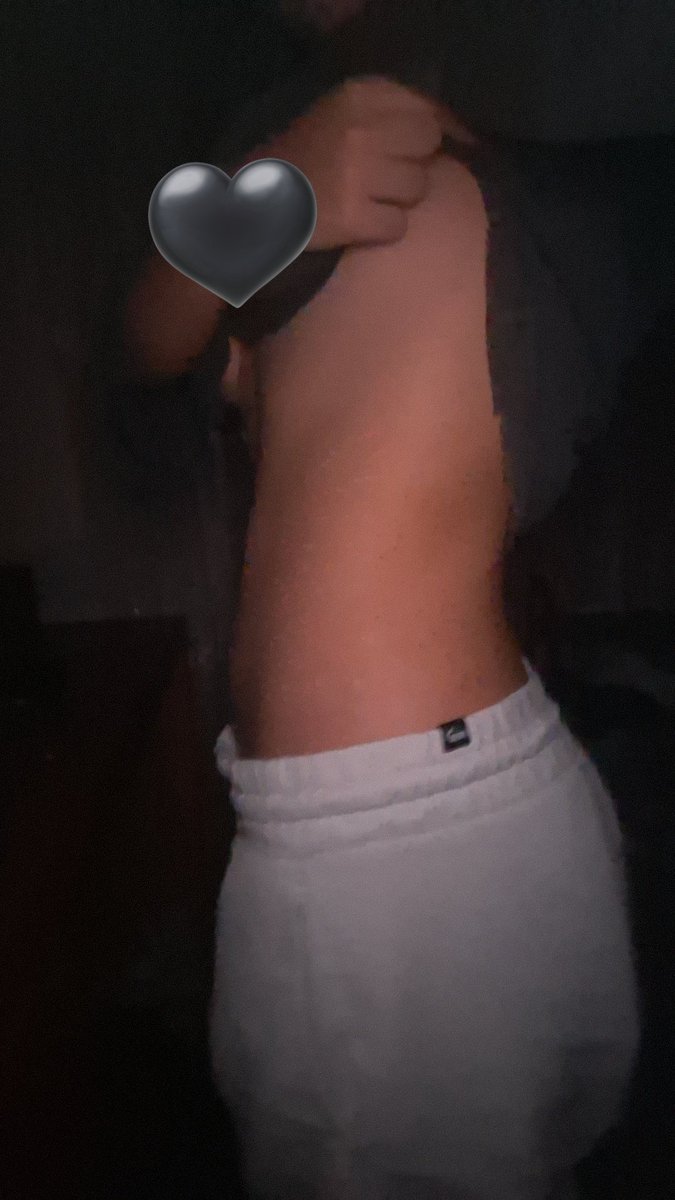 anonym0ty's tweet photo. ↩️sucking in__________ not sucking in➡️

Even after recovery and now relapsing am lucky my bones still show after a 10kg weight gain that I fucking hate so much https://t.co/9r7IWiaW5F