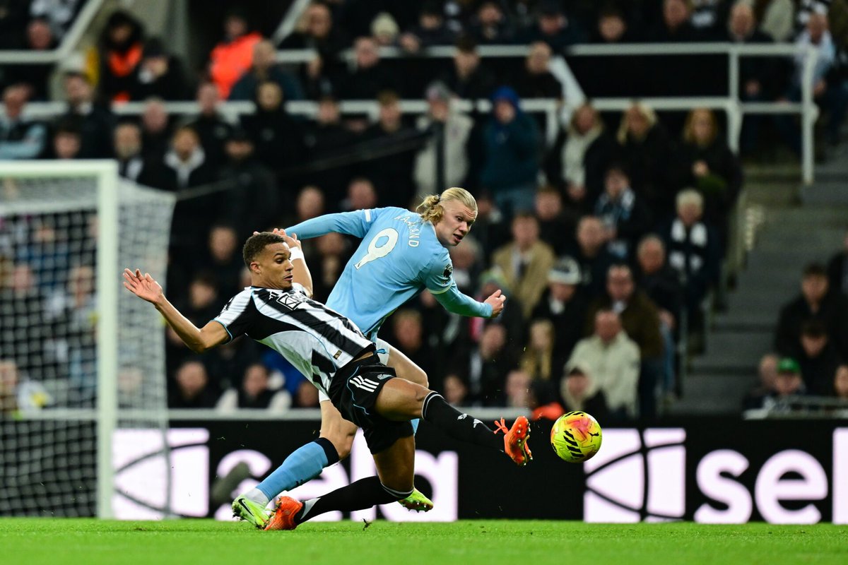 NUFCs's tweet image. ⚫️⚪️🚨 مالك ثياو عن إيقاف خطورة إيرلينغ هالاند : &quot;أنا لاعب واثق جداً ، لكن عندما تواجه أحد أفضل اللاعبين ، وربما أفضل مهاجم في الوقت الحالي ، فهذا يمنحك دفعة إضافية من التحفيز والثقة ، وبالتأكيد سأرحب بذلك&quot; .. #NUFC