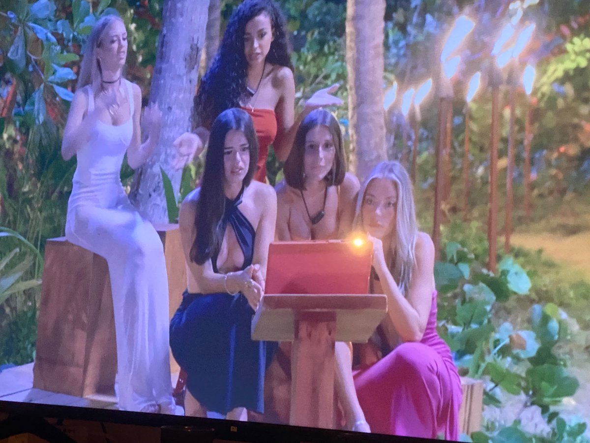 Todas flipando con las imágenes y claudia calladita por que sabe que ella lo ha echo peor jajajajajaja #LaIslaDeLasTentaciones10