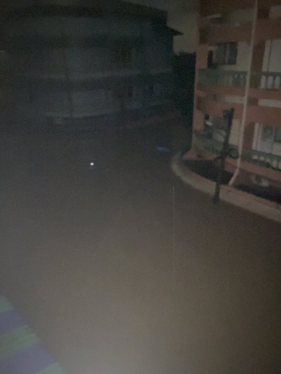 จมชั้น 1 จริงๆค่ะ ขาดน้ำ อาหาร สิ่งของยังชีพ
เป็นโซนที่โดนตัดไฟตั้งแต่วันแรก
ยังไม่มีใครเข้ามาช่วยเหลือ 😭🙏🏻

ขอร้องใครก็ตามที่เห็นโพสนร้านช่วยติดต่อหน่วยงานไหนก็ได้ให้หน่อยนะคะ 

📍จันนิเวศน์ 3 แยก 1 

📍จันนิเวศน์ 3 แยก 1 

ทุกห้องมีคนค่ะ #น้ำท่วม #น้ำท่วมหาดใหญ่