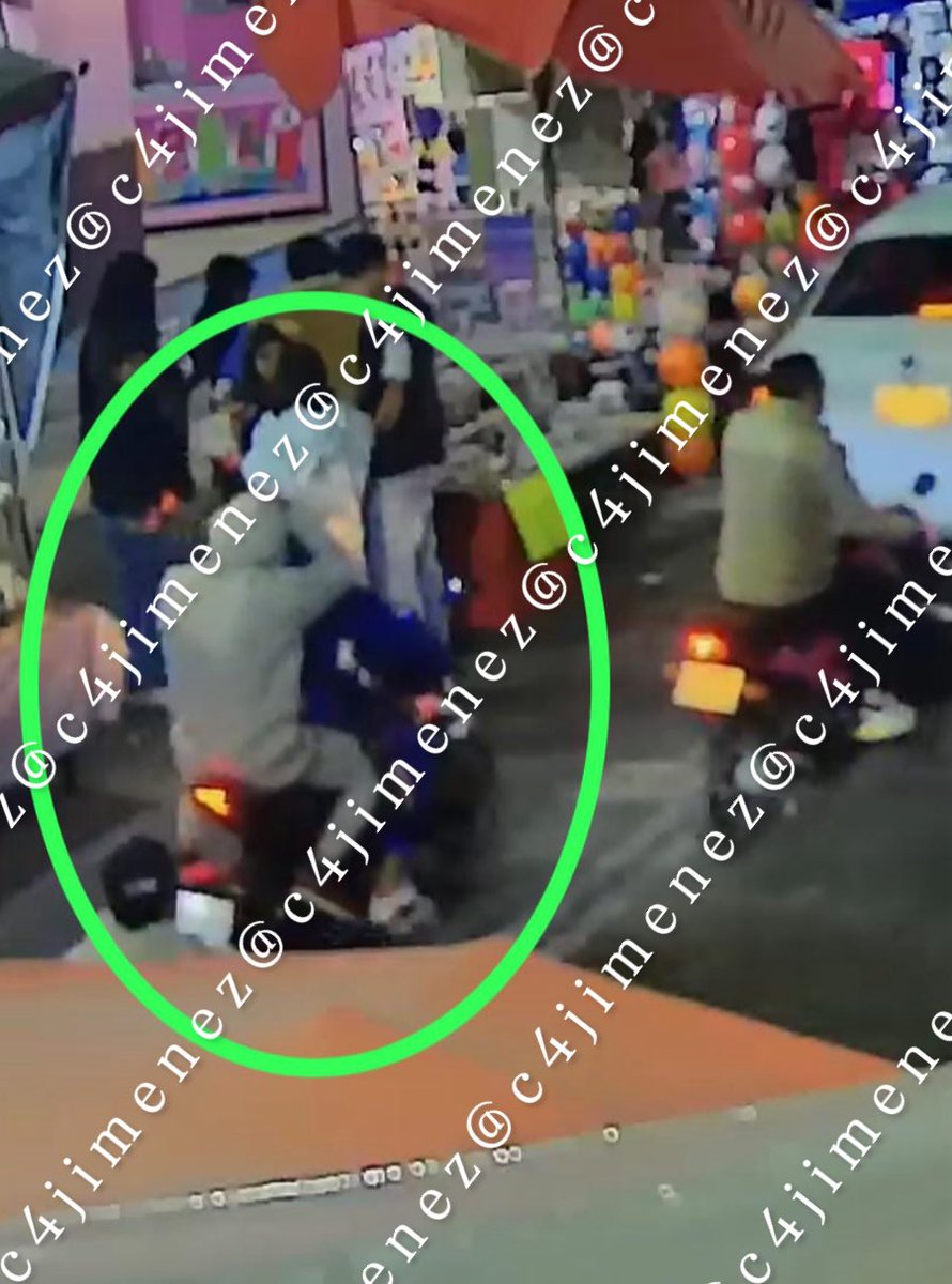 c4jimenez's tweet image. BALEAN a MUGROSO EXTORSIONADOR
Jonathan Alejandro Rivera
Exreo
Ayer andaba extorsionando en el Mercado de la Ramos Millán @IztacalcoAl 
Una víctima lo enfrentó y lo baleó.
Así acabó en el hospital.
Agentes de @SSC_CDMX lo resguardan xq su papá lacra se lo quería llevar.
