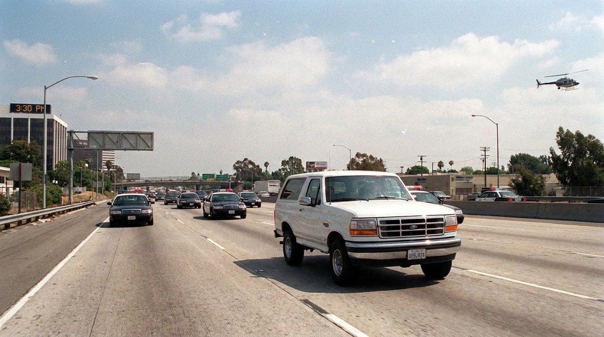 What in the world???? 🌎 ⏰ 
Nano Banana Time Machine??!
Entered the date, time and location of the OJ chase
 "Create an image of 33°54'17.2"N 118°17'11.9"W Friday, June 17, 1994, 3:30 pm" and bam.... there is OJ and his buddy 
#bananatimemachine #ojchase #ojsimpson #newtech