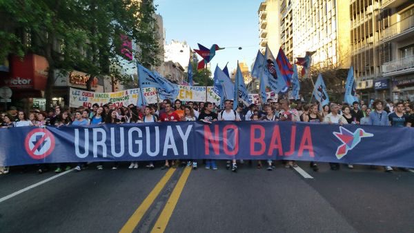 diegohead_'s tweet photo. Los delincuentes que asesinaron al policía son MENORES DE EDAD.

Cuando era pendejo veía que los profesores tenían el sticker del “No a la baja” en sus termos, lo peor es que a día de hoy siguen militando ese sinsentido.

Gente de mierda 👇🏻 https://t.co/koMbmEgp5j