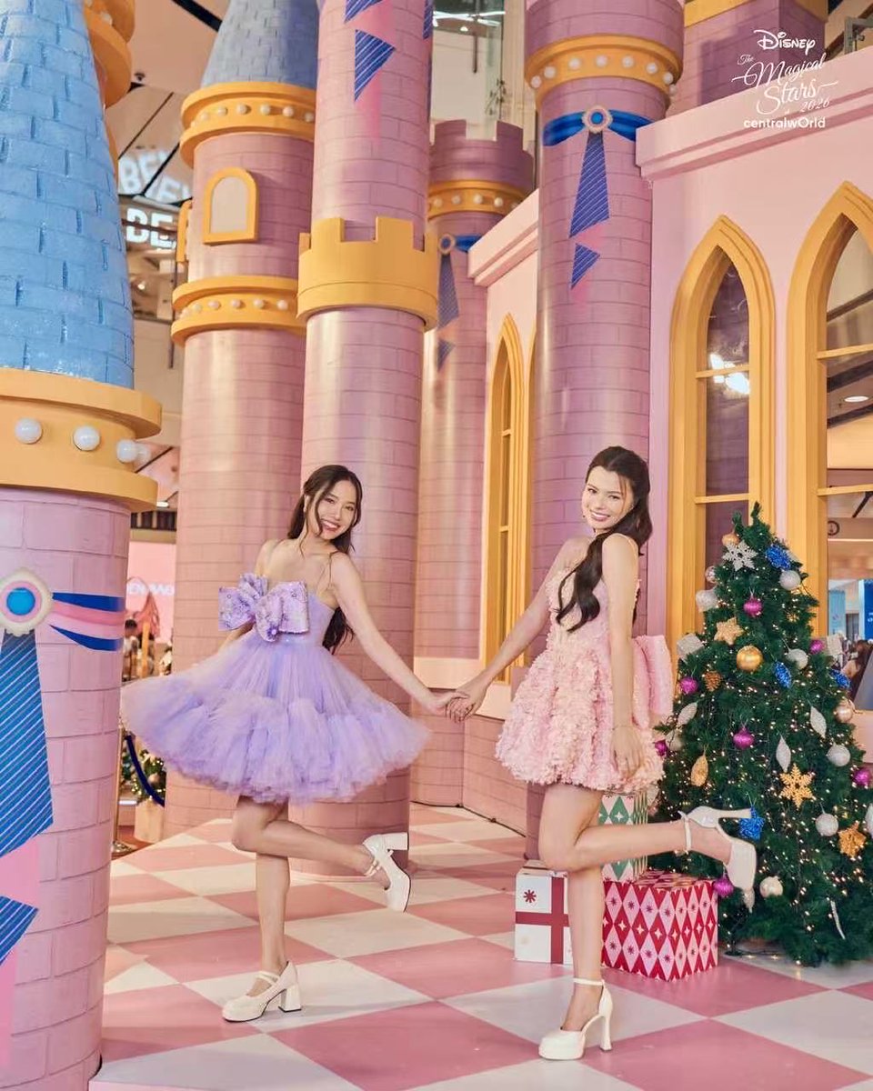 GabyGTorml23's tweet photo. ¡Me encanta esta foto de FreenBecky! 😍 Se ven tan lindas juntas, ¿verdad? 💕 Definitivamente capturaron un momento mágico. ✨ ¡Siempre me sacan una sonrisa! 😊 

SAROCHA REBECCA DISNEY AT CTW
#centralwOrldXmasXFreenBecky https://t.co/CVbGN3zPlW