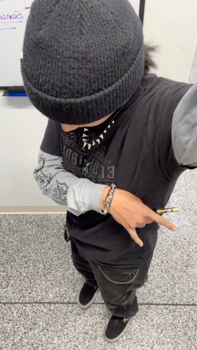 if the boys don’t wanna keep wearing long sleeves under their tshirts…..
then there’s a transmasc butch lesbian who WILL