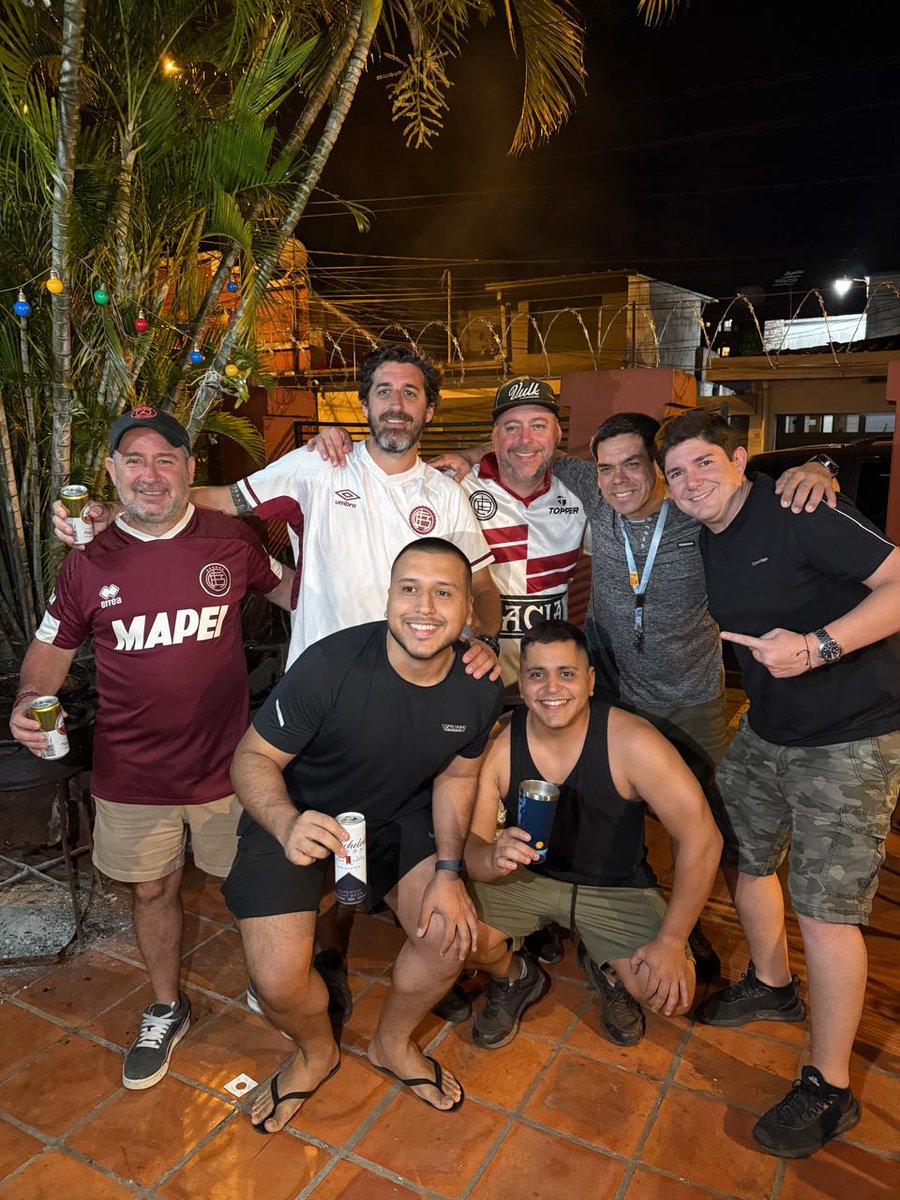 U2Hernan's tweet image. Esto es Paraguay 🇵🇾♥️ saliendo del estadio caminando hacia el hotel cantando festejando estos muchachos nos invitaron a tomar algo y comer un asadito sin conocernos...no hay palabras para agradecer a este hermoso país..🙌🏽👏🏽💪🏽