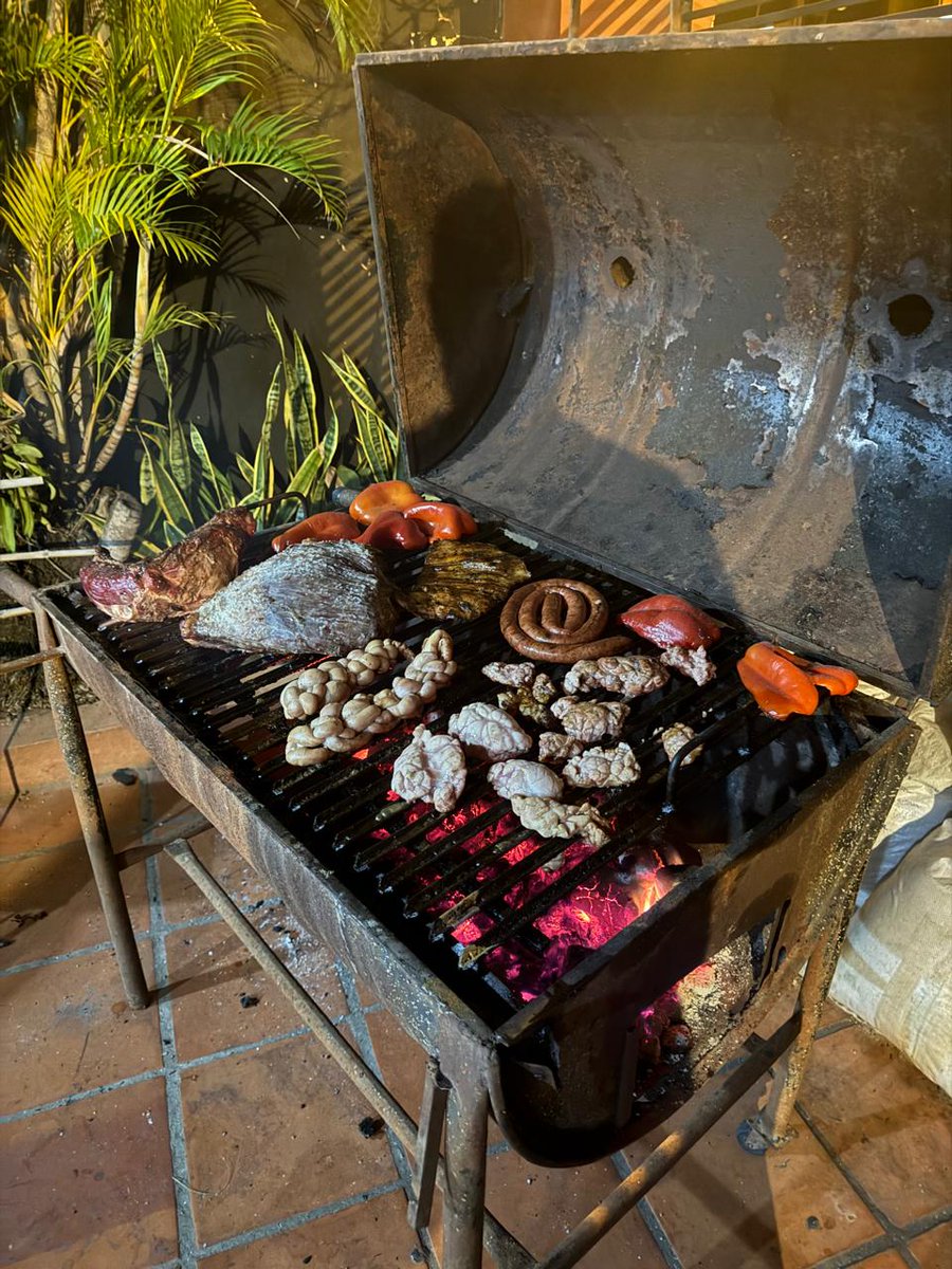 U2Hernan's tweet image. Esto es Paraguay 🇵🇾♥️ saliendo del estadio caminando hacia el hotel cantando festejando estos muchachos nos invitaron a tomar algo y comer un asadito sin conocernos...no hay palabras para agradecer a este hermoso país..🙌🏽👏🏽💪🏽