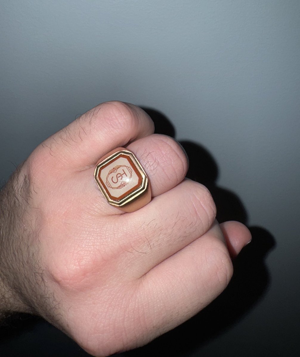 griffinsversion's tweet image. I&apos;m married to the hustle and now I know the life of a showgirl, babe😌
THE RING IS SO CUTE OH MY GOD!!!