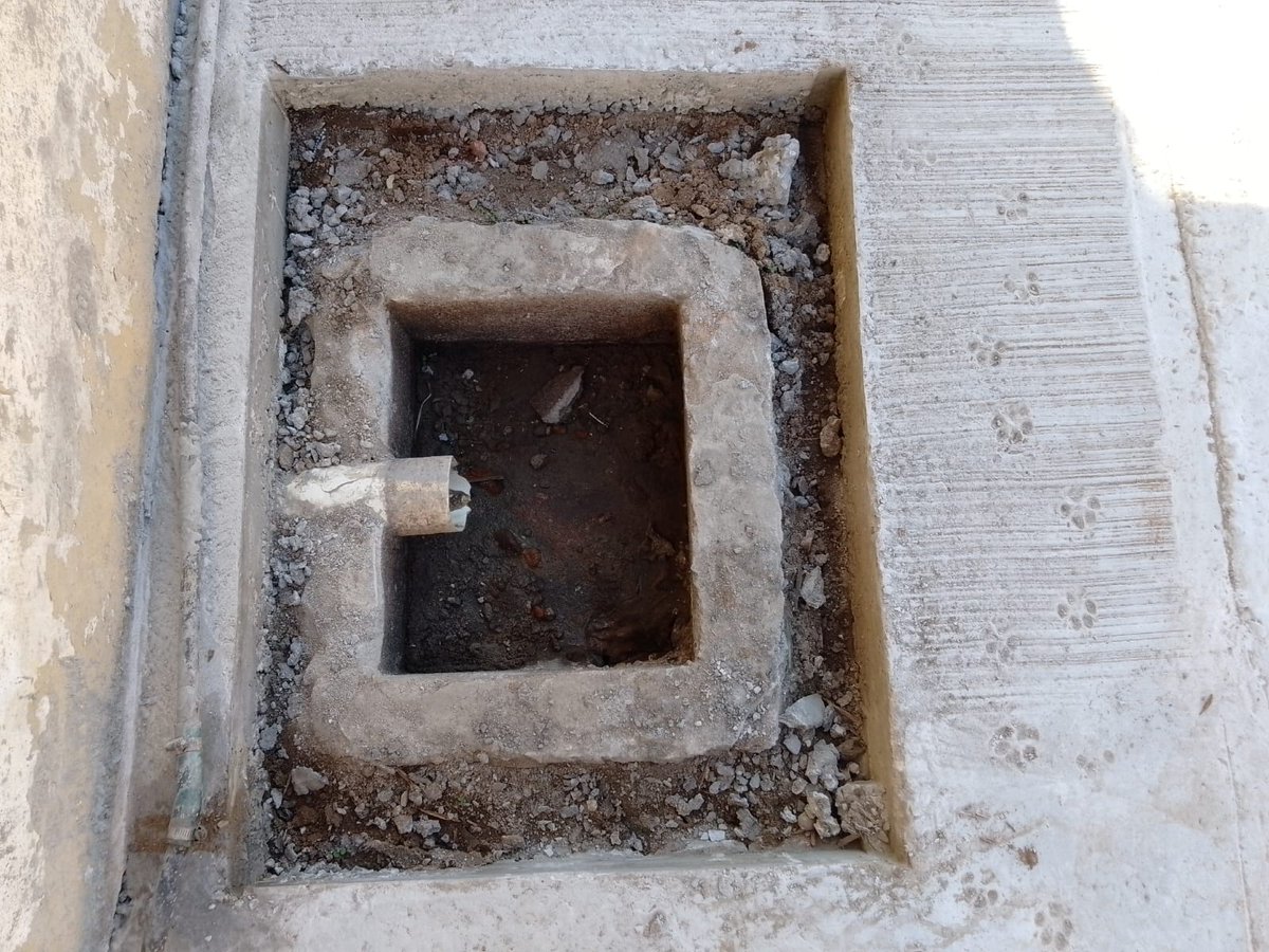 AlexFhega's tweet photo. Reporta un habitante de la Col. Manga II calle ej Plátano y Cacao esquina ej Torno Largo trabajadores del Ayuntamiento de Centro rompieron su drenaje al estar arreglando una banqueta. No sé quieren hacer responsables @LaDenuncia_Tab @xevtfm @XEVATabasco @TabascoHOY https://t.co/bb5NvlnJtU
