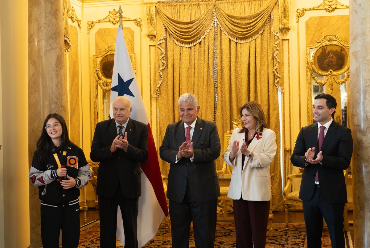 Si hay algo que nos llena de orgullo es ver a nuestra juventud asumir el reto de la oratoria. Este año más de 4,200 estudiantes se inscribieron en el Concurso Nacional de Oratoria… una muestra de las ganas que tiene Panamá de aprender y crecer. 

Felicito a Sofía, ganadora de
