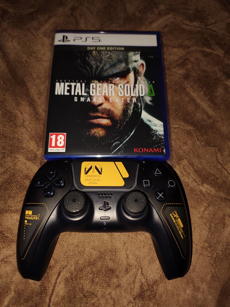 Después de haberlo comprado desde su lanzamiento por fin estoy jugando #MetalGearSolid y nada mejor que hacerlo con el Dualsense edición #DeathStranding2...
Dos obras maestras de <a href="/HIDEO_KOJIMA_EN/">HIDEO_KOJIMA</a>.