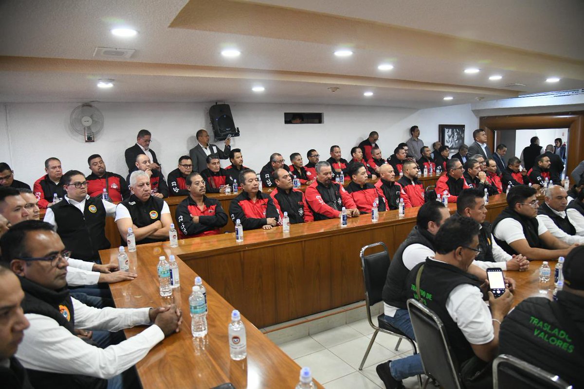 CTM_MX's tweet photo. En la Sala Vicente Lombardo Toledano de nuestra sede nacional, se presentó el libro “Sindicalismo de la CTM en Sonora. Grandes luchas, crecimiento y fortaleza 1982 – 2025”, evento encabezado por su dirigente Javier Villarreal, con la presencia de integrantes del Comité Nacional. https://t.co/c3oRUDaWE7