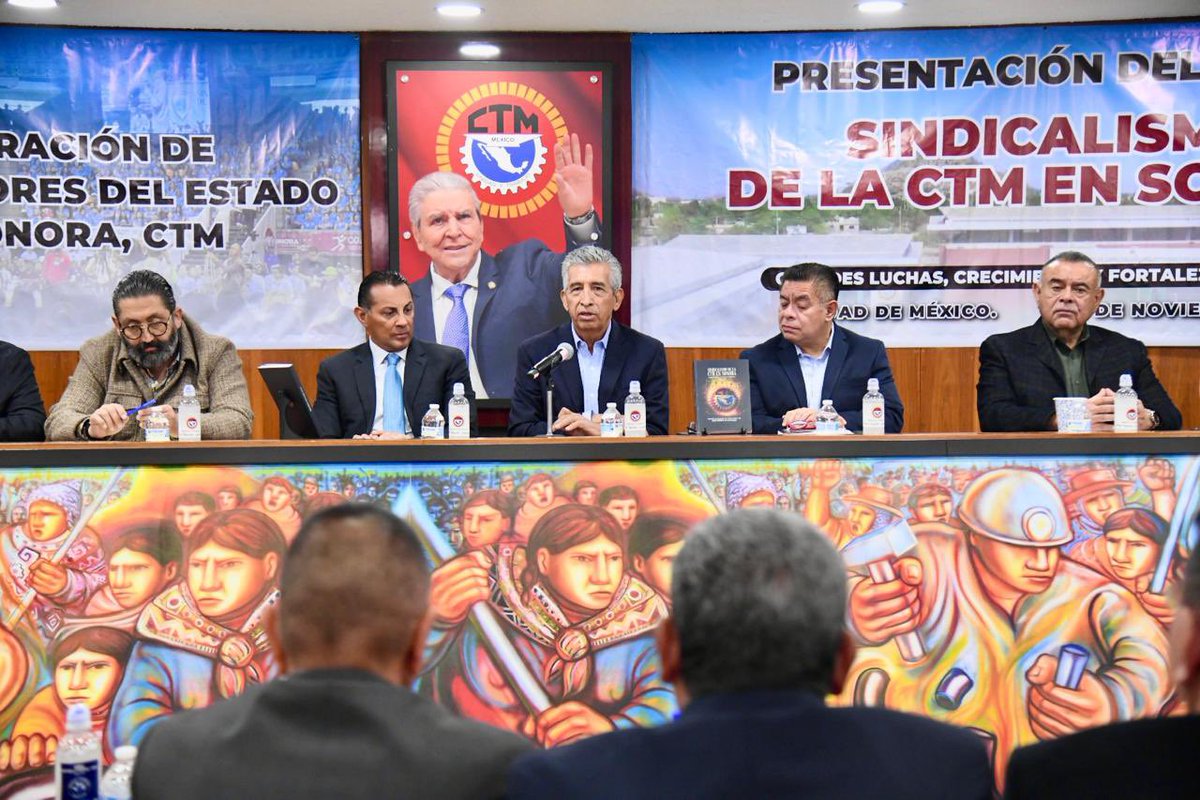 CTM_MX's tweet photo. En la Sala Vicente Lombardo Toledano de nuestra sede nacional, se presentó el libro “Sindicalismo de la CTM en Sonora. Grandes luchas, crecimiento y fortaleza 1982 – 2025”, evento encabezado por su dirigente Javier Villarreal, con la presencia de integrantes del Comité Nacional. https://t.co/c3oRUDaWE7