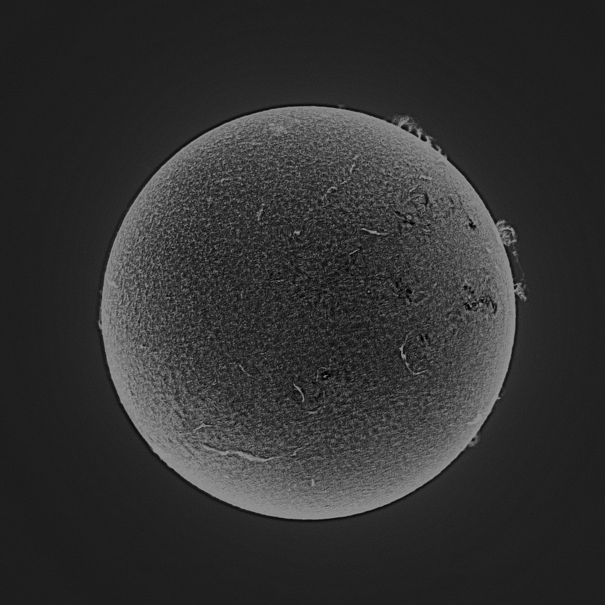 Imágenes del sol procesadas ayer desde Gran Canaria, con un telescopio con Filtro H alfa. #cielosESA