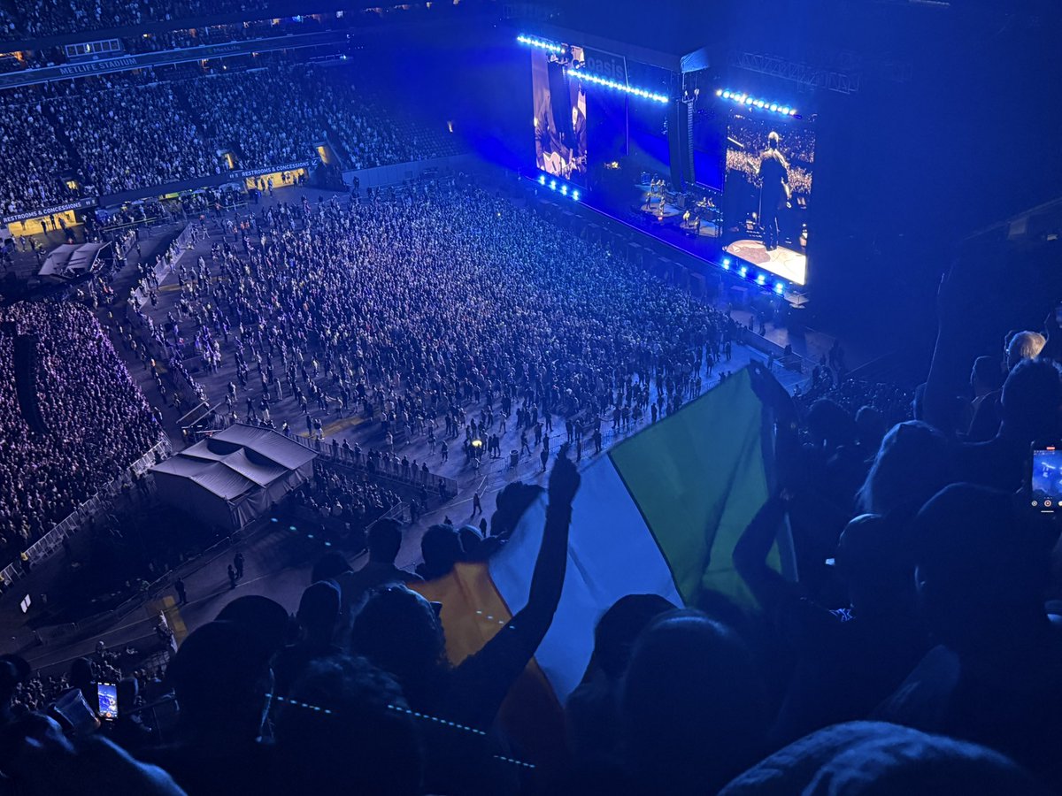 jackncallylfc's tweet photo. @liamgallagher Amazing Liam, travelled from Liverpool to Wembley and then to the MetLife. Truly the best band in the world. Have a break and come back and do it all again when your ready 👊 https://t.co/QfgcvJsOAX
