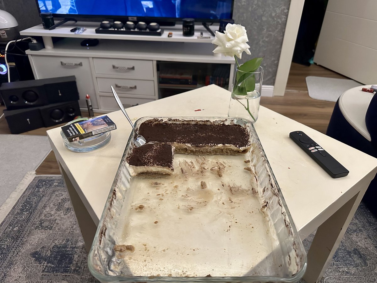tiramisu…

annemlerin dünyaya en büyük kıyağı olan kız kardeşimin pratik, samimi, ekonomik ve anında modumu yükselten eserinden son kalan porsiyon*

tüm borcamlardan ve onunla sanat yapıp, dünyayı daha yaşanır kılan tüm kadınlardan ben razıyım ya. wuahhh…🧿💫🫠