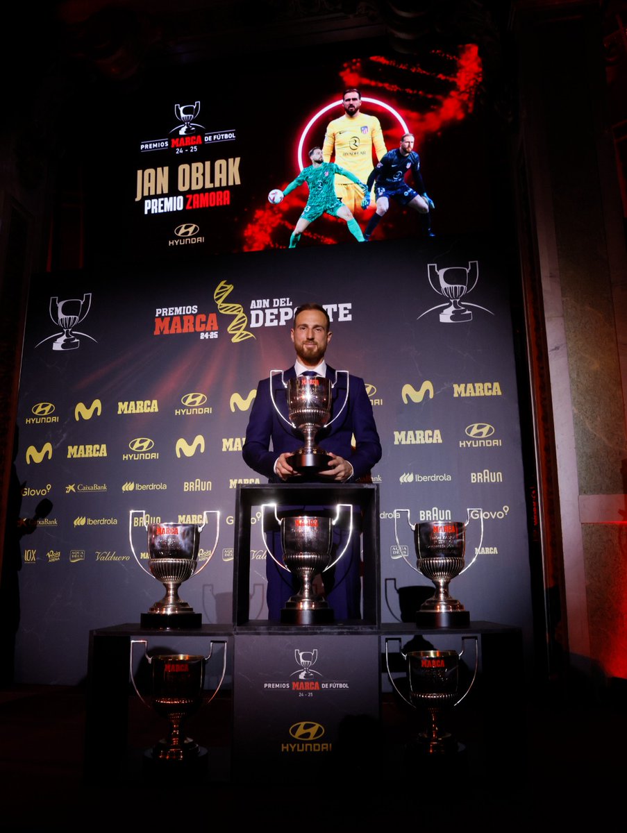 Atleti's tweet image. 🏆👐 Jan Oblak ha recibido el sexto Trofeo Zamora de su carrera, convirtiéndose en el portero que más veces ha conquistado este galardón en la historia de LaLiga.

¡Enhorabuena, Jan! 👏

➡ loom.ly/jMukReA