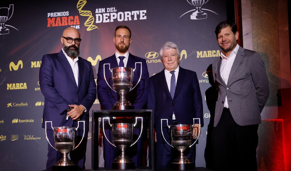 Atleti's tweet image. 🏆👐 Jan Oblak ha recibido el sexto Trofeo Zamora de su carrera, convirtiéndose en el portero que más veces ha conquistado este galardón en la historia de LaLiga.

¡Enhorabuena, Jan! 👏

➡ loom.ly/jMukReA