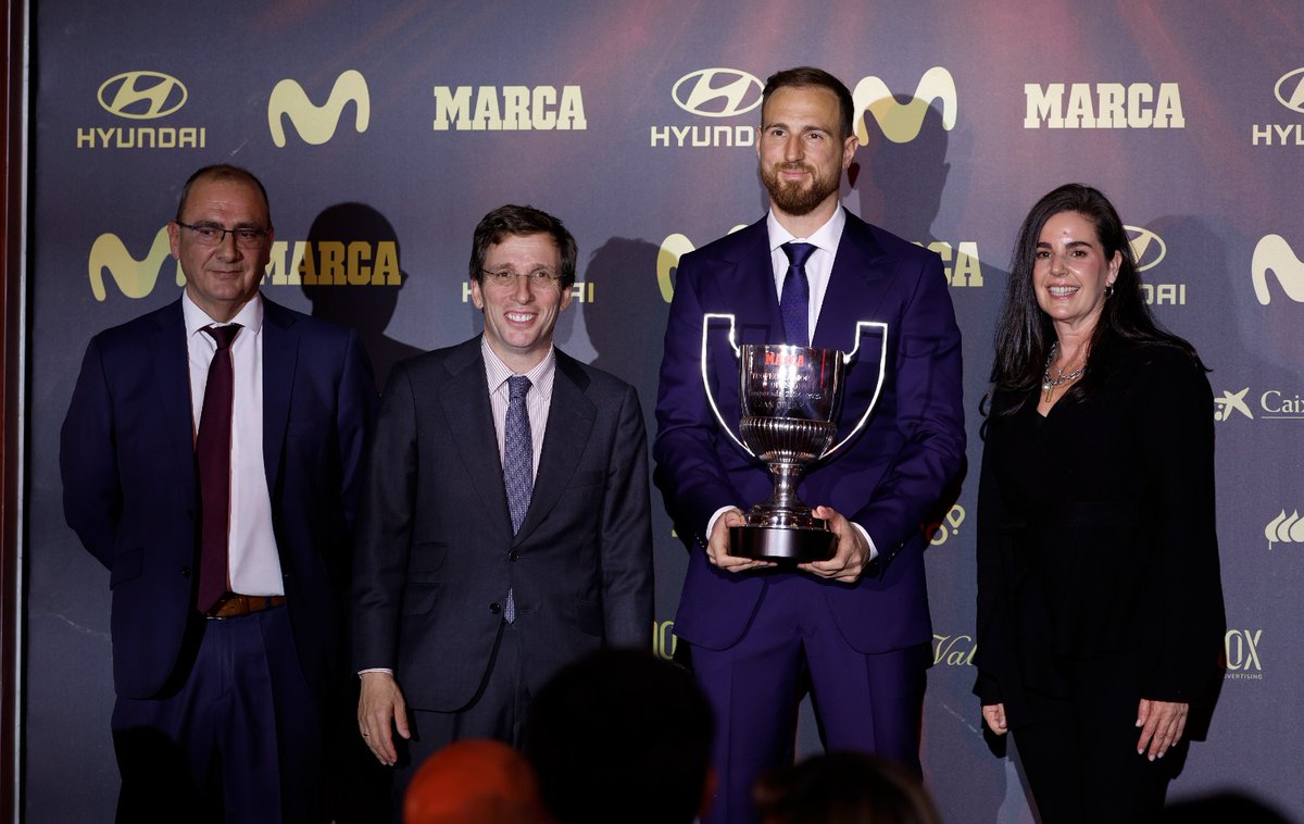 Atleti's tweet image. 🏆👐 Jan Oblak ha recibido el sexto Trofeo Zamora de su carrera, convirtiéndose en el portero que más veces ha conquistado este galardón en la historia de LaLiga.

¡Enhorabuena, Jan! 👏

➡ loom.ly/jMukReA