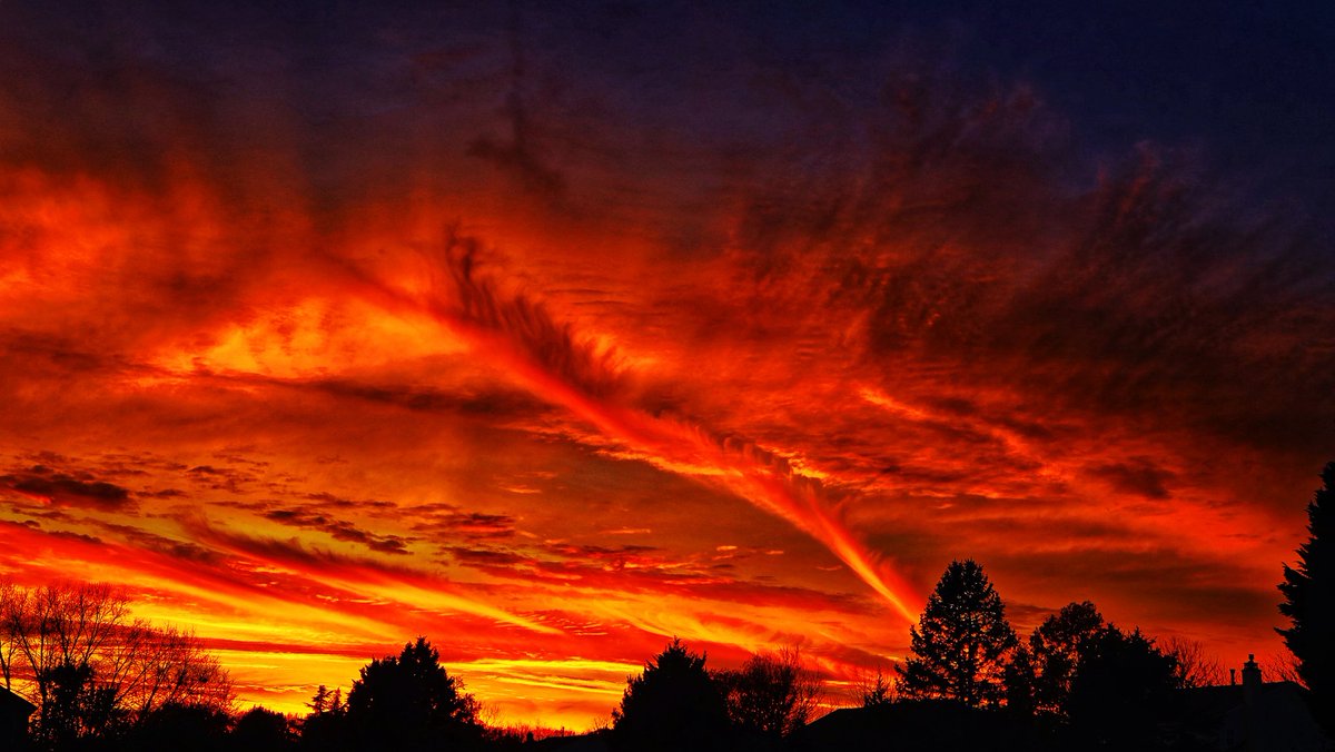 Another dynamic NJ sunset, 4:40PM. <a href="/stimpycole/">Stimpy Cole</a> <a href="/sharonwelby1/">Sharon Welby📷</a> <a href="/ThePhotoHour/">#ThePhotoHour</a> <a href="/StormHour/">#StormHour</a> <a href="/StormHourMark/">Mark Boardman</a> <a href="/StormHourMedia/">#StormHourMedia</a> <a href="/NWS_MountHolly/">NWS Mount Holly</a> <a href="/CollinGrossWx/">Collin Gross</a> @cloudappsoc #photography #sky #clouds #sun #weather #sunset #meteorology #atmosphere #storm #NJwx
