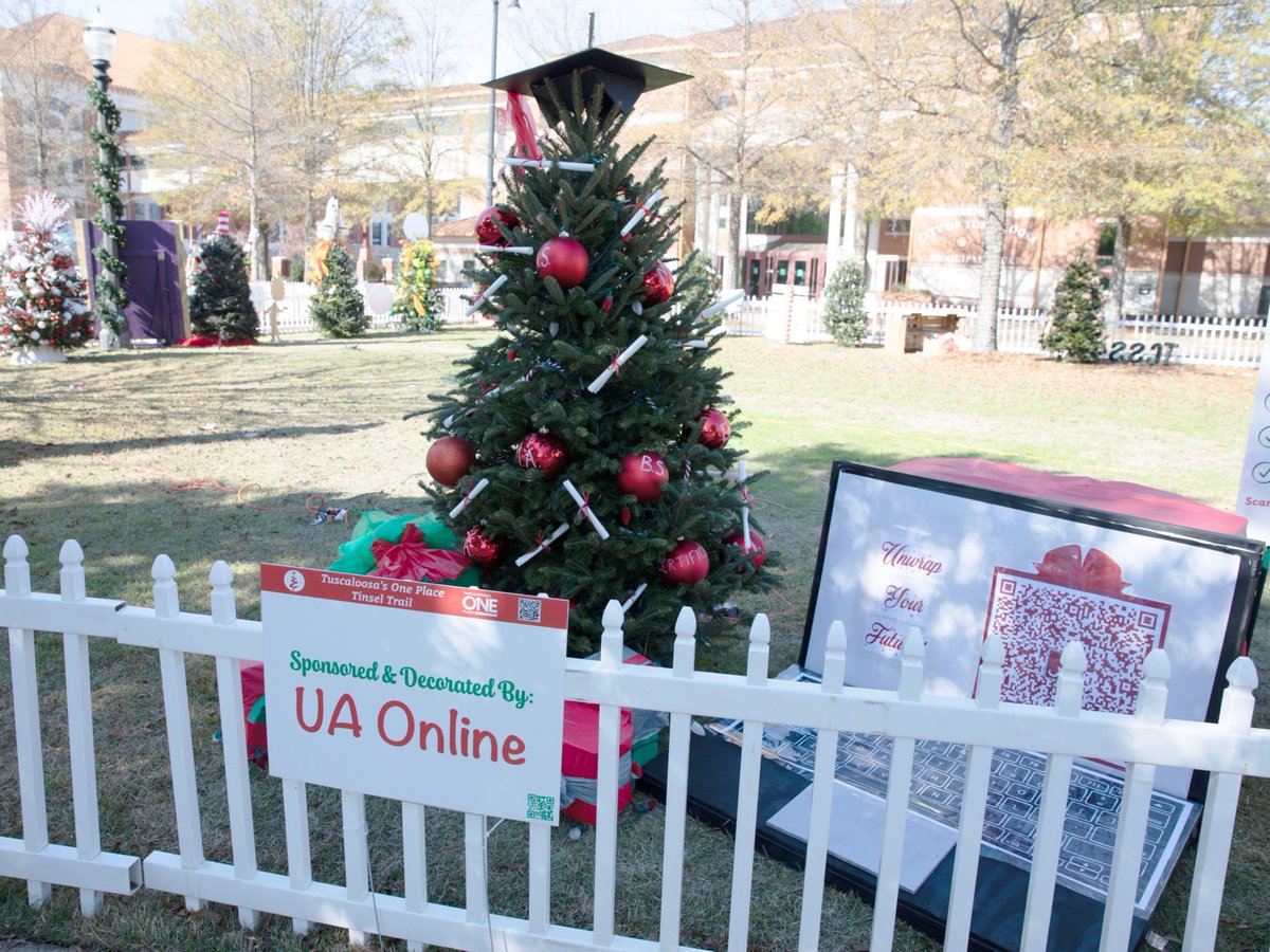 UAOnline's tweet image. Ready for some holiday fun? Head over to T-Town’s Government Plaza and enjoy a walk along the Tinsel Trail.

The grand opening is Nov. 24, with a fabulous tree decorated by UA Online. Now that’s a tree with serious style!

Learn about the Tinsel Trail ➡️ bit.ly/4oF0sTF