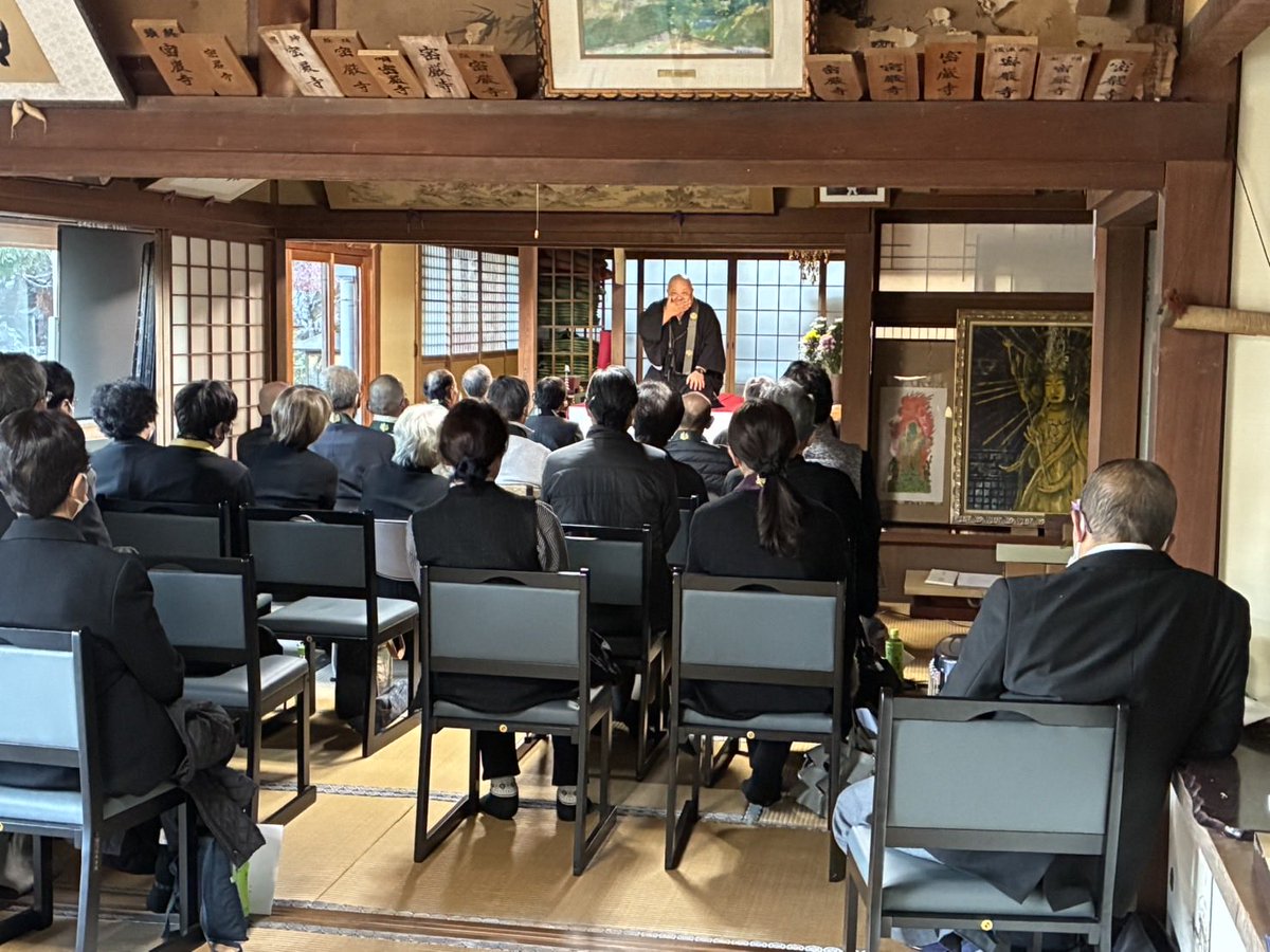 岡山県津山市の密厳寺さんで落語と法話をさせて頂きました。

お寺さんもいらっしゃりかなり緊張しました。

少しでも心に残れば嬉しいです。