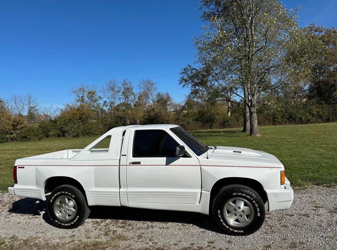 S10LIFEOfficial's tweet photo. #marketplacemonday “Top Gun Edition” we’re guessing this was a dealership option because we’ve never seen one before. Truck looks like it’s in amazing shape though!
#S10LIFE https://t.co/GWuQYJECyC