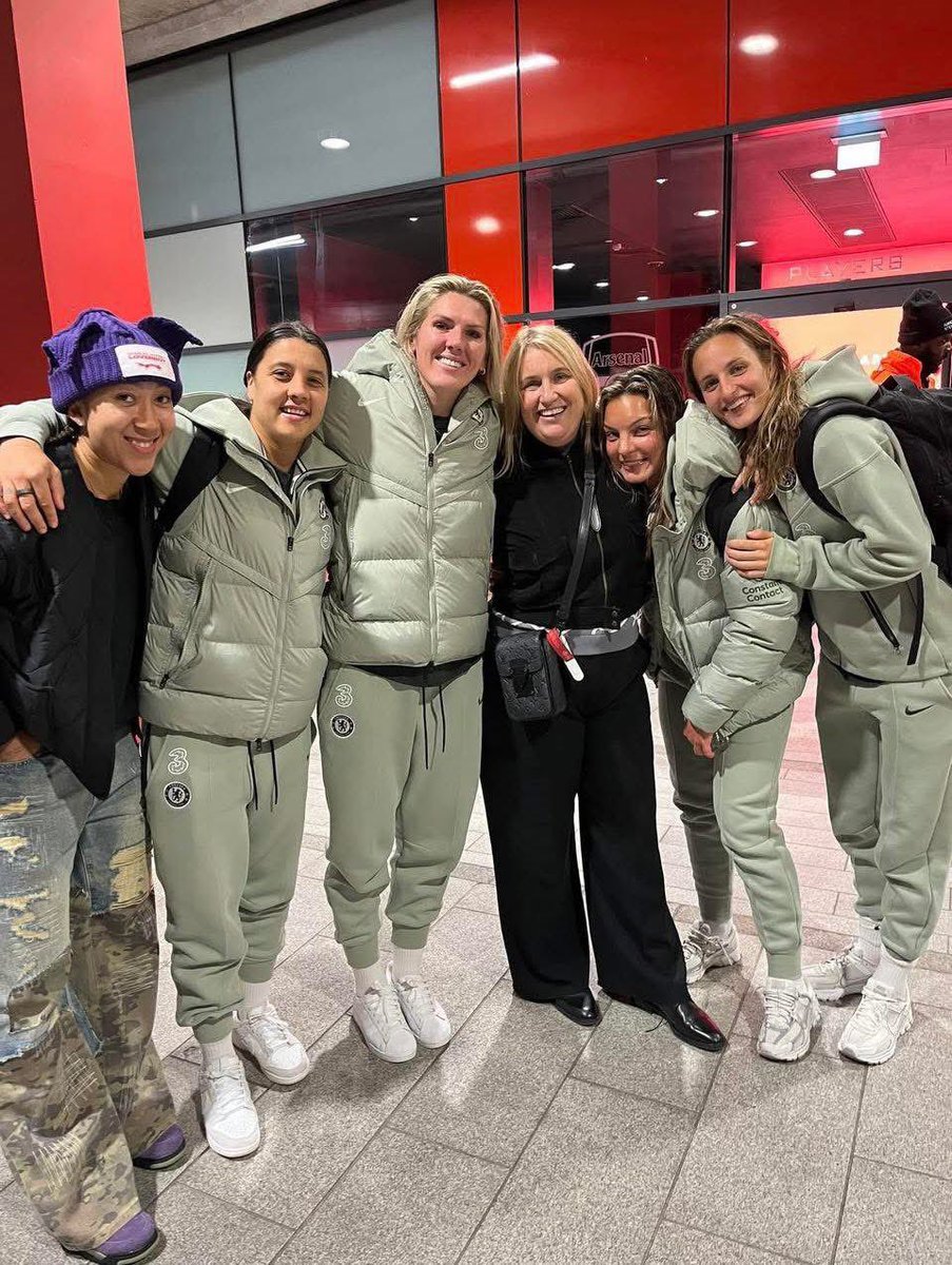 fev88262's tweet image. What a picture the ladies with the one and only GOAT herself @emmahayes1 legend . Love that she still treats team as family we miss her around . 💙💙💙

#CFCW #UTC #WOSO