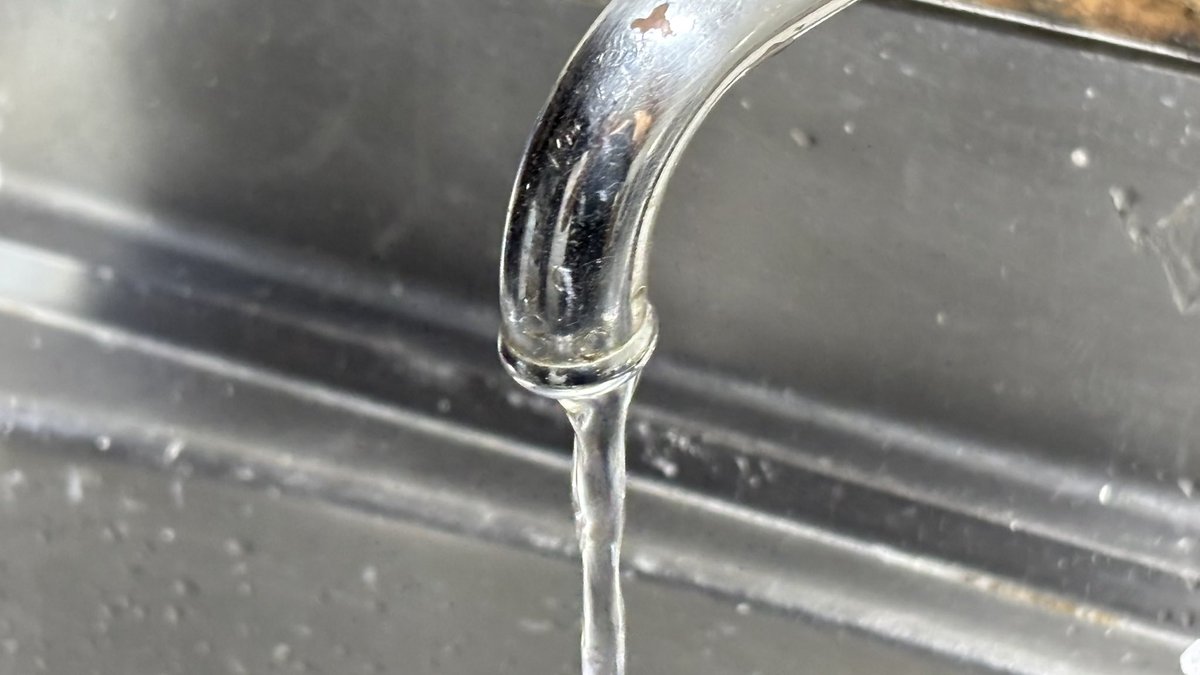 fm21wannuumui's tweet image. 我が庵は断水予定のど真ん中。
屋根に水タンクなどはありません。
昨晩、ありったけの容器に水を溜めた。
鍋・水筒・タライ・ペットボトル…
朝蛇口を捻るとなんと水が使えます💦
でも圧力はかなり弱い。
当たり前だと思っていても
いざ無くなるとその大切さに気づく。
水や電気だけでなく人も…