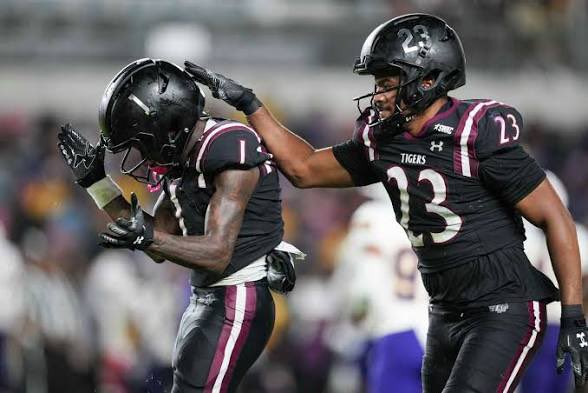 #AGTG Blessed to receive my 20th offer from <a href="/TexasSouthern/">Texas Southern University</a> <a href="/Youngbullz22/">#YoungBullz Training & Recruitment</a> <a href="/CoachLGeorge/">Les George</a> <a href="/carterhankins11/">Carter Hankins</a> <a href="/Earvin_Moore/">Earvin Moore</a>