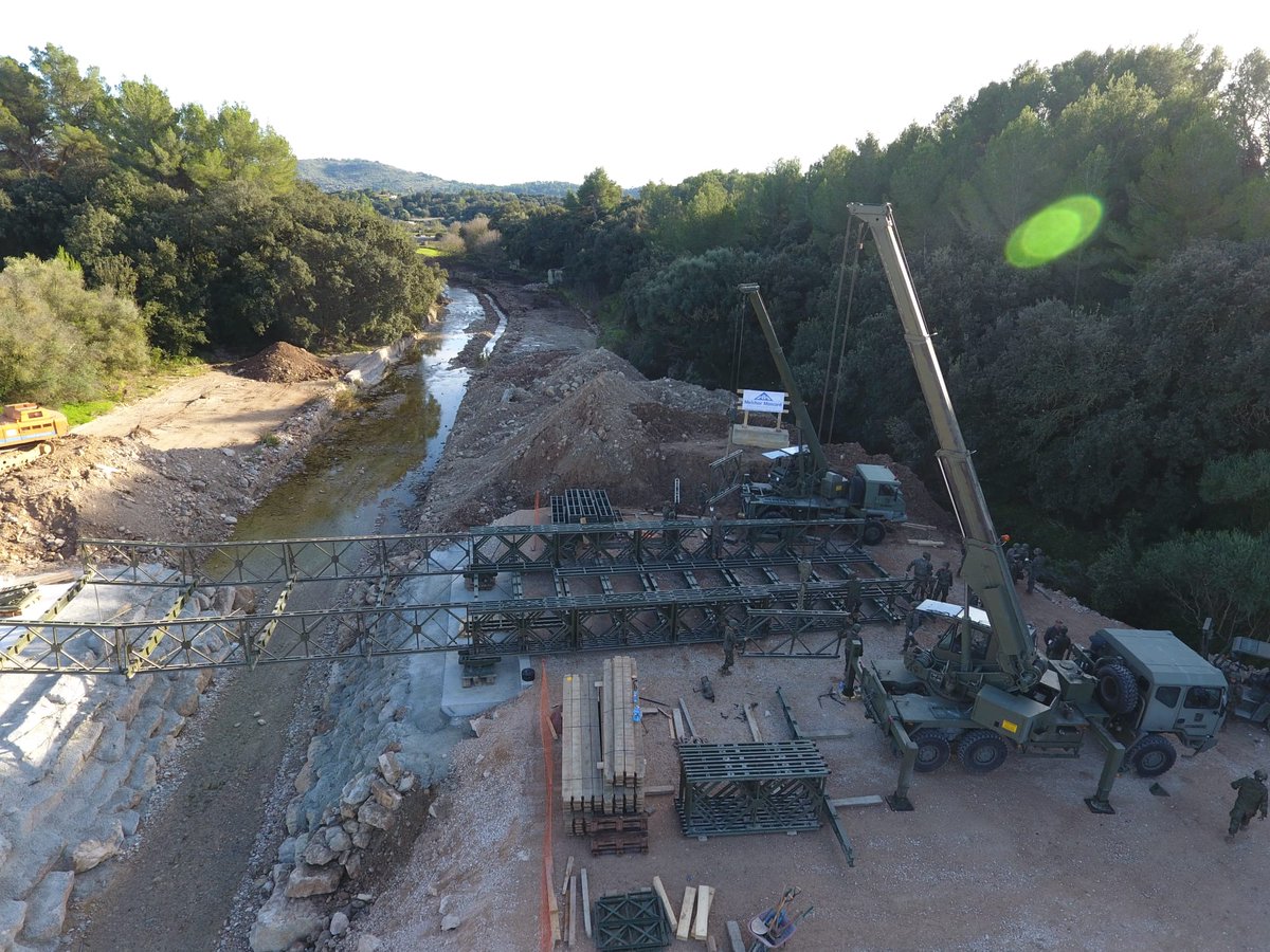 COMGEBAL_ET's tweet photo. 🛠️Ingenieros de la #COMGEBAL y del #RING8 @COMGEMEL_ET realizan, en #Mallorca labores de mantenimiento del Puente Bailey, clave para asegurar la movilidad en operaciones. La última vez que se montó fue en las inundaciones del Llevant Mallorca #Arta.
#SomostuEjército 🇪🇸
@MCANA_ET https://t.co/ncAwqSkKIZ