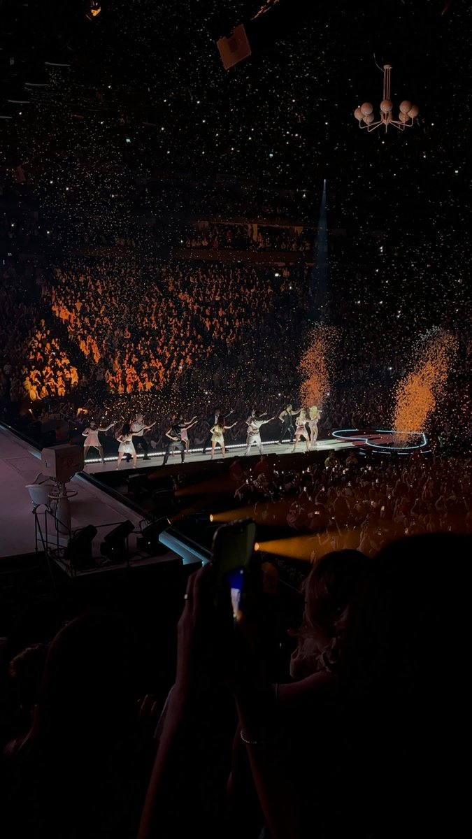 i love you <a href="/SabrinaAnnLynn/">Sabrina Carpenter</a> and i'm so grateful for this pretty world you have created on tour ❤️‍🩹❤️‍🩹 #shortnsweettour