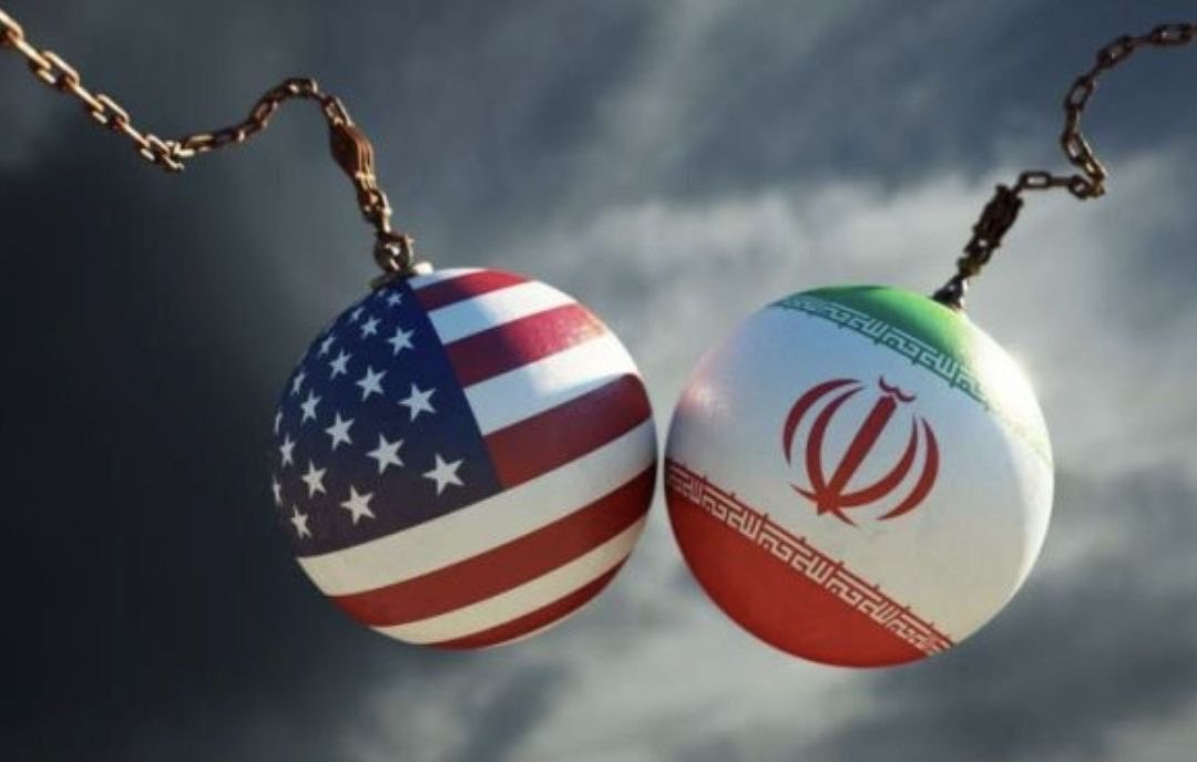 Washington à un tournant face à l’Iran.
Malgré les frappes conjointes de juin contre ses sites militaires et nucléaires, Téhéran conserve de l’uranium enrichi à 60 % et reste capable de relancer ses programmes nucléaire et balistique. Selon les autorités américaines, l’Iran
