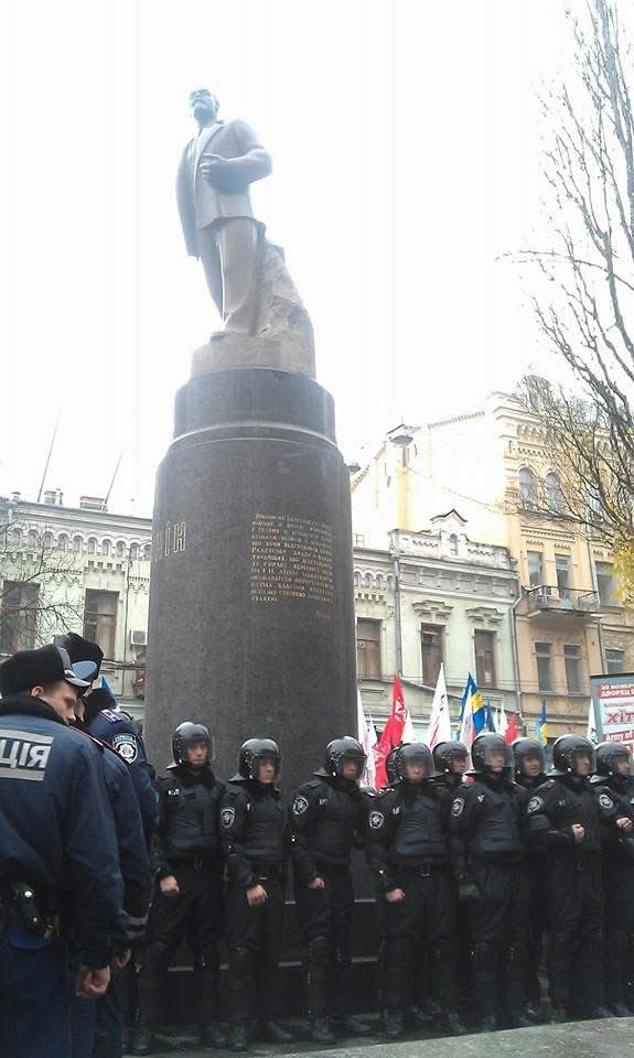 Зробив це фото 24 листопада 2013 року у Києві. Зараз ні Леніна, ні міліції в Україні нема. Велетенський шлях ми пройшли.