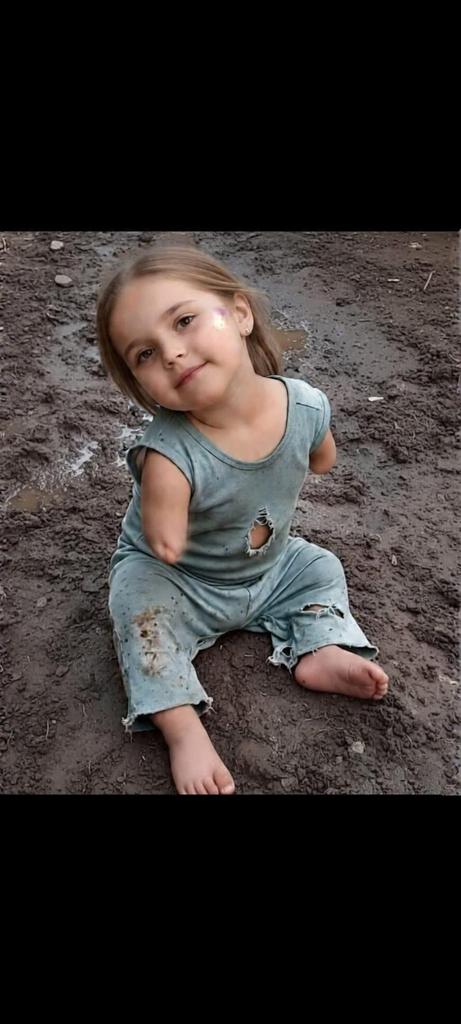 aleain4's tweet photo. 🇵🇸😢What did this child do to deserve this? If you have a heart, do something.
#zeudiners 
#Gaza #GazaCeasefire #helpinghand 
https://t.co/gZH0N0Oz3O https://t.co/28UfEvayoj