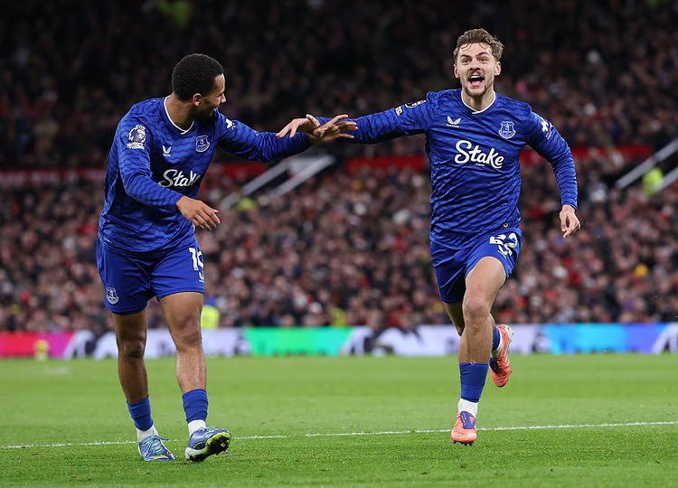 FULL TIME 

MAN UNITED 🔴  0-1 🔵 #EVERTON

A catastrophic/bizarre first 15 minutes, but Everton have picked up their first win at Old Trafford in 12 years, winning while playing 75 minutes with 10 men!

INSTANT MATCH REACTIONS/QUESTION FOR THE POD, PLEASE! ⬇️