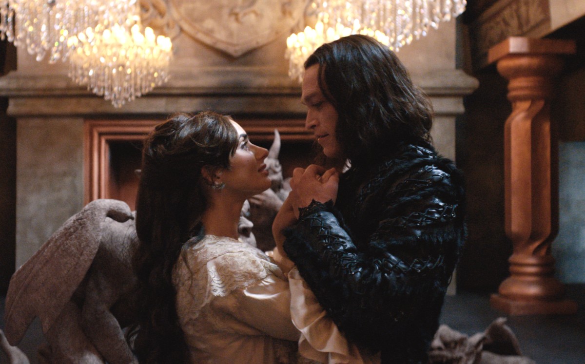 Chechutg's tweet image. #Drácula (2025) eleva la intensidad y dependencia del amor mientras impulsa el dolor por la soledad. Un equilibrio que se refleja en el colorido y ambiente de su historia. Nos regala un Conde Drácula muy detallado pero lejano al de Coppola, aunque totalmente válido.