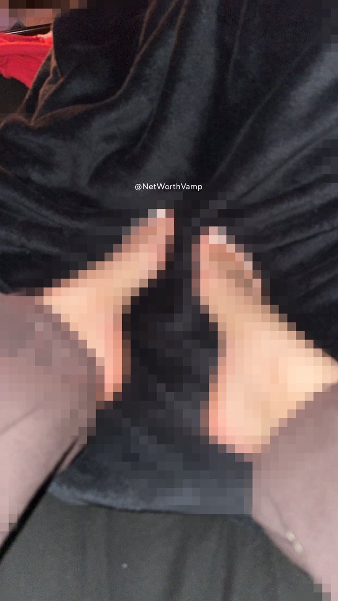 NetWorthVamp's tweet photo. I don’t have a caption, jerk off to feet pixels and send me money censor freak https://t.co/Wt0xnkl1uk