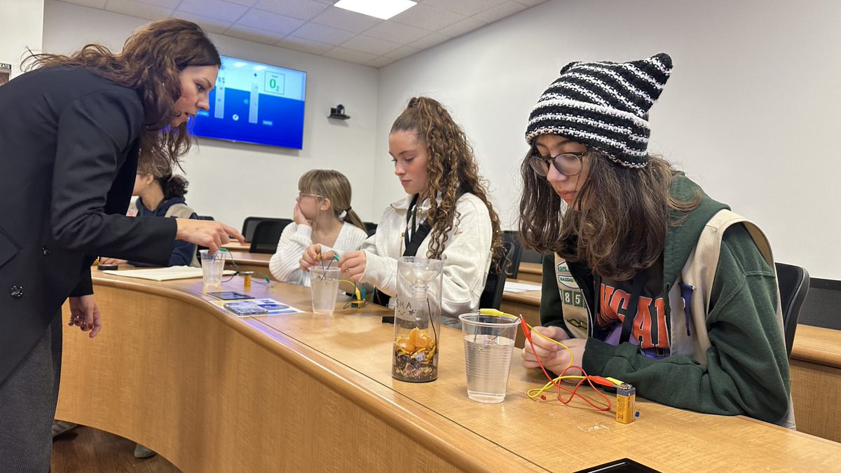 🙋‍♀️ More than 50 members of the Girls Scouts of Nassau County visited <a href="/HofstraU/">Hofstra University</a> to participate in the 10th Annual STEM Conference, which featured workshops and opportunities to meet Hofstra professors and professionals working in STEM fields.

news.hofstra.edu/2025/11/18/ten…