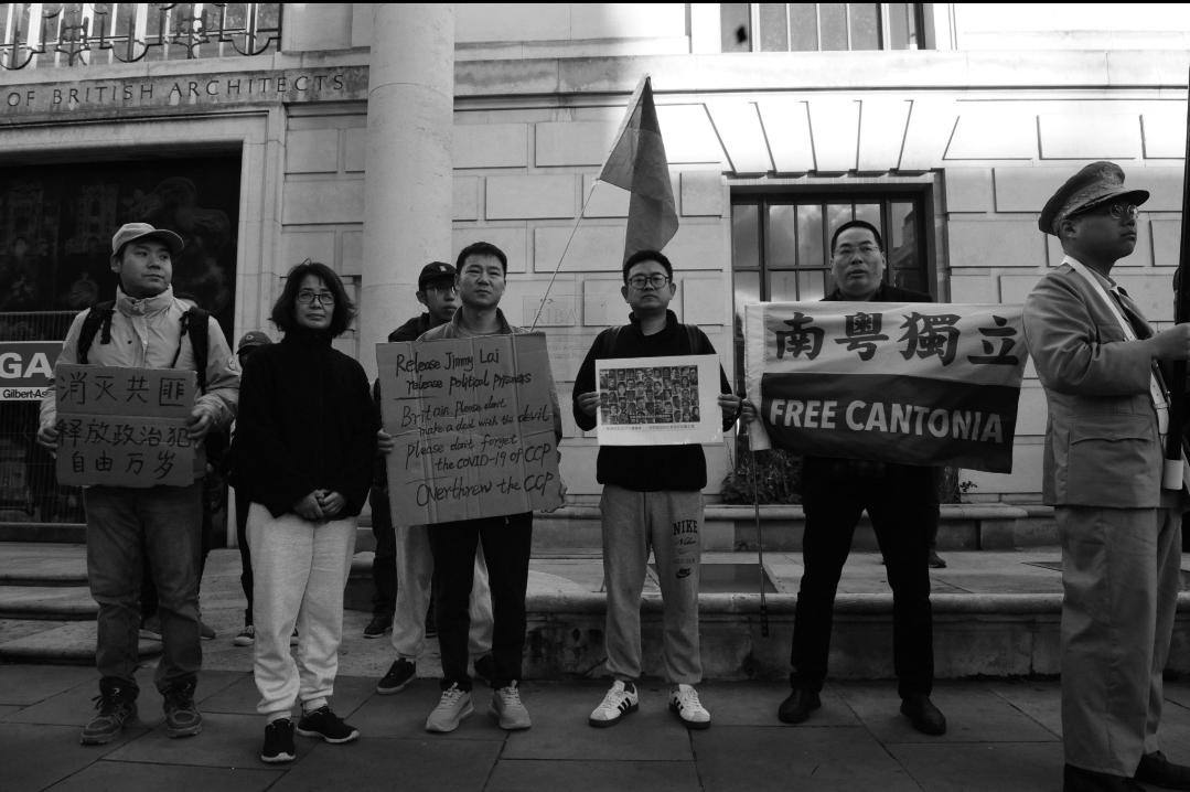 11月8日，支持南粵獨立運動的人士參與了英國倫敦中國大使館前聲援香港政治犯的集會活動，並展示南粵獨立標語旗。
On November 8, supporter of the Cantonia independence movement participated in a rally in front of the Chinese Embassy in London in support of Hong Kong political prisoners
