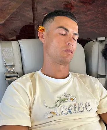 تبي تكون مثل كريستيانو ؟ نصيحة منه مباشرة:

💤 النوم أهم عوامل ( طول العمر ) وتحسين العمر البيولوجي في جسمك وخصوصاً مع الاستمرارية في الانضباط بوقت النوم والاستيقاظ بمعنى: ( تنام 11:30 م وتصحى 8:30 ص ).

▫️كريستيانو يؤمن أن النوم أهم عامل لتحسين جودة حياتك وإطالة العمر.

▪️الكلام