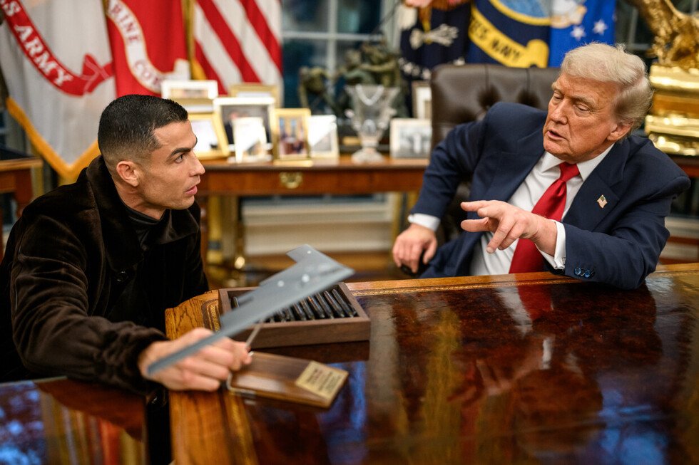 AlertesInfos's tweet photo. 🇺🇸🇵🇹 Donald Trump déclare être désormais "fan" de Cristiano Ronaldo. https://t.co/k3nMGPromV
